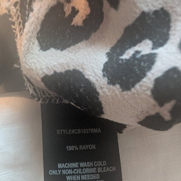 Sanctuary Women's Button Down V-Neck Blouse Classy Cat Leopard Print Medium - Picture 6 of 6